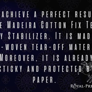 K&ouml;nnte beinhalten: Ein Schwarzwei&szlig;bild mit einem wei&szlig;en Text&uuml;berlagerung auf einem dunkelblauen Hintergrund mit einem floralen Muster. Der Text lautet: "TO ACHIEVE A PERFECT RESULT, USE MADEIRA COTTON FIX TEAR AWAY STABILIZER. IT IS MADE OF NON-WOVEN TEAR-OFF MATERIAL. MOREOVER, IT IS ALREADY STICKY AND PROTECTED BY PAPER." Der Text ist in fetter, serifenloser Schrift. Ein wei&szlig;es Pferd mit Fl&uuml;geln befindet sich in der unteren rechten Ecke des Bildes. Der Text "ROYAL-PRESENT" befindet sich in der unteren rechten Ecke des Bildes.