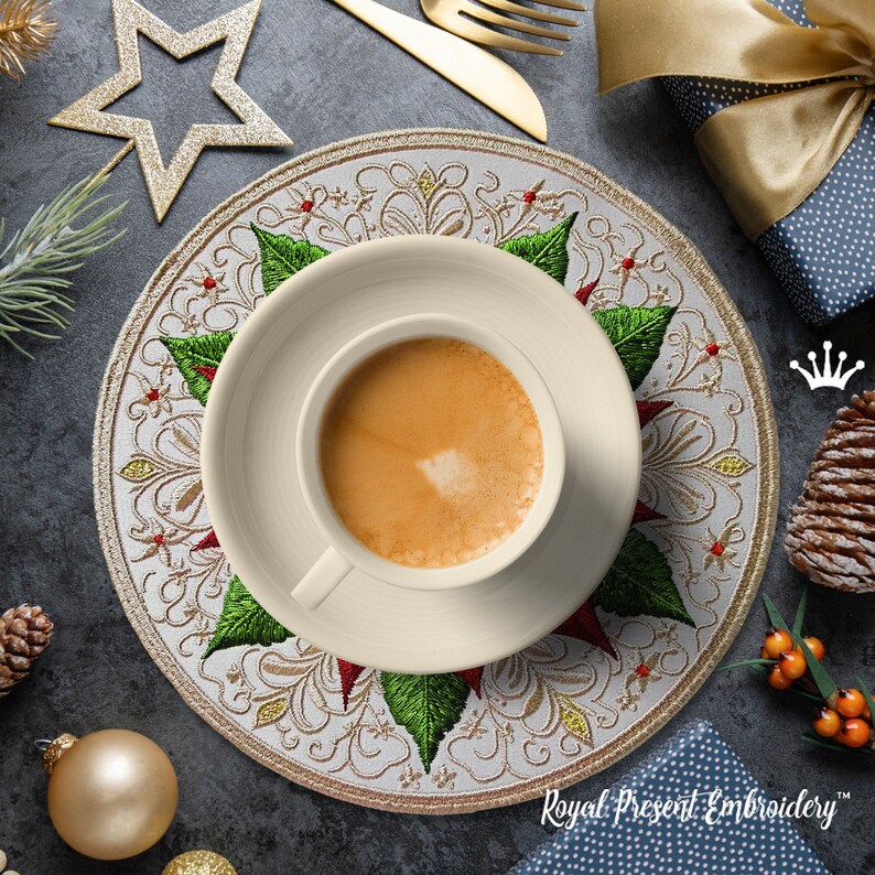Peut inclure: Un set de table rond brod&eacute; avec une tasse &agrave; caf&eacute; et sa soucoupe couleur cr&egrave;me au centre. Le set pr&eacute;sente un motif d&eacute;taill&eacute; de feuilles vertes, de baies rouges et de filigranes dor&eacute;s sur fond clair avec un bord dor&eacute;.