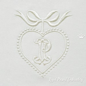 Può includere: Cuore bianco ricamato con una lettera P all'interno e un fiocco in cima. Il cuore è circondato da un bordo punteggiato. Il testo "Royal Present Embroidery" è in basso nell'immagine.