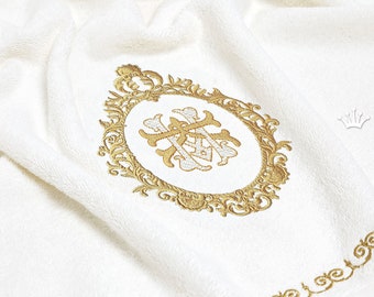 Klassisk maskinbroderidesign med monogramram - 2 storlekar