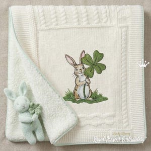 Puede incluir: Un juego de tres tazas de cerámica con un acabado moteado y mate. Las tazas son de color crema, gris claro y gris oscuro. Cada taza tiene un diseño simple y moderno y un asa redondeada.