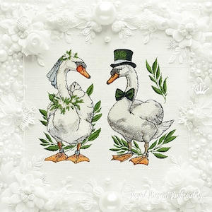Pode incluir: Desenho bordado de dois cisnes brancos com trajes de casamento. A cisne fêmea tem um véu branco e uma coroa de flores, enquanto o cisne macho usa um chapéu-coco verde e uma gravata borboleta. Ambos os cisnes estão em pé em galhos verdes com folhas.