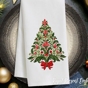 K&ouml;nnte beinhalten: Ein besticktes wei&szlig;es K&uuml;chentuch mit einem gr&uuml;nen und roten Weihnachtsbaumdesign. Der Baum ist mit roten Schleifen und roten Beeren verziert. Der Text "Royal Present Embroidery" befindet sich am unteren Rand des Tuchs.