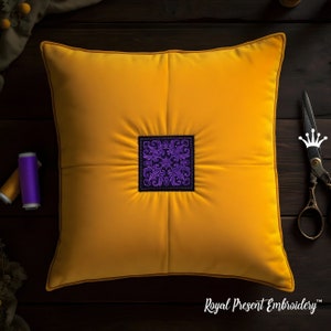 Peut inclure: Un coussin en velours jaune avec un motif floral brodé en violet au centre. Le coussin est sur une surface en bois foncé.