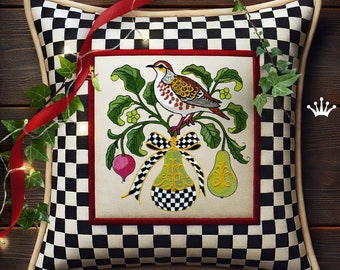 Könnte beinhalten: Ein weiß-schwarzes kariertes Kissen mit rotem Rand und cremefarbenem Rand. Das Kissen zeigt ein gesticktes Design eines Vogels, der auf einem Ast mit Birnen und einem Radieschen sitzt. Das Design ist in einen roten und cremefarbenen Rahmen eingefasst. Der Text "Royal Present Embroidery" ist auf der Unterseite des Kissens aufgedruckt.