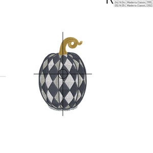 Puede incluir: Una calabaza a cuadros en blanco y negro con un tallo dorado. El dise&ntilde;o es para bordado e incluye 5 cambios de color. El dise&ntilde;o mide 6,38 cm por 9,79 cm y utiliza 22.500 puntadas.