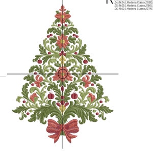 K&ouml;nnte beinhalten: Ein rotes und gr&uuml;nes Weihnachtsbaum-Stickmuster mit einer roten Schleife am unteren Ende. Das Design ist 15,82 cm x 21,75 cm gro&szlig; und verwendet 34.100 Stiche. Das Design ist mit Madeira Classic Stickgarn in f&uuml;nf verschiedenen Farben gefertigt.