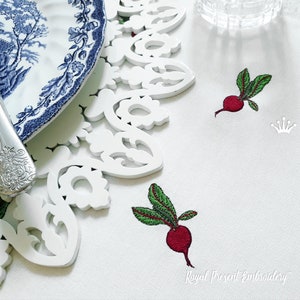 Puede incluir: Mantel blanco con rabanitos rojos y hojas verdes bordados. El texto "Royal Present Embroidery" es visible en la esquina inferior derecha.