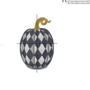 Puede incluir: Una calabaza con estampado de diamantes negros y blancos con un tallo dorado. El dise&ntilde;o se llama "RPE-3346-3" y es de Royal Present Embroidery. El dise&ntilde;o utiliza 5 hilos diferentes Madeira Classic.