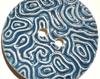 Très gros bouton à coudre artisanal en céramique de porcelaine, fait main, géant, bleu ciel et blanc, texture accrocheuse, objet de collection, daté 2024