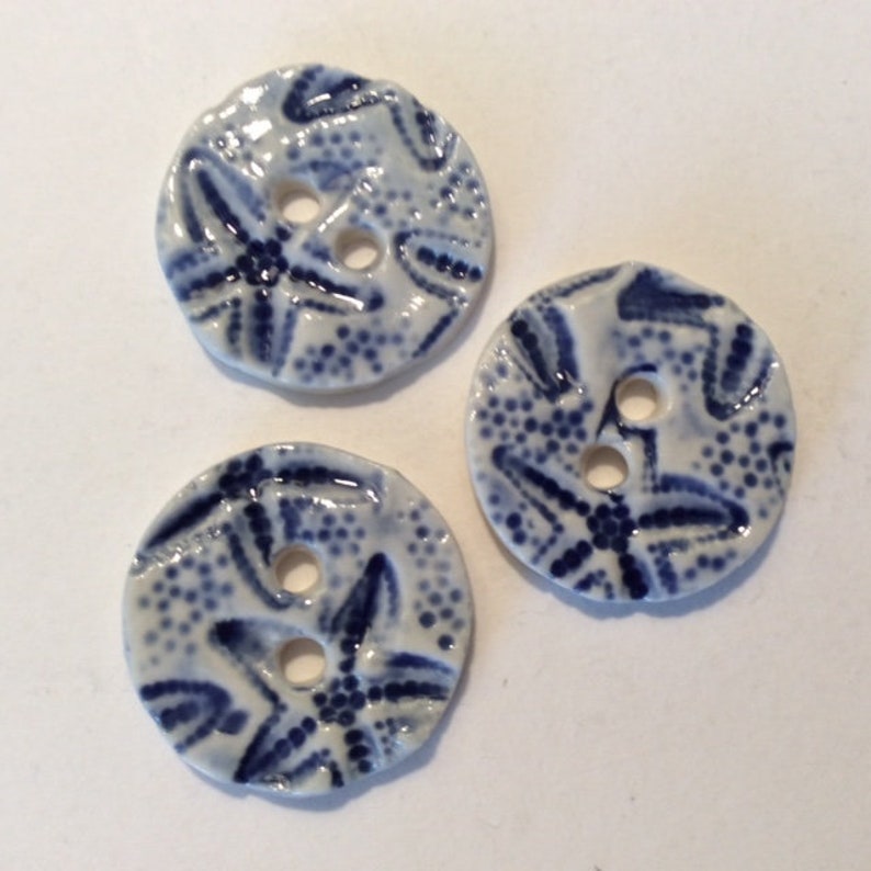 Beach stars. 1-inch fine English porcelain ceramic pottery sewing buttons deep navy cobalt blue starfish on white nautical coastal fashion zdjęcie 2