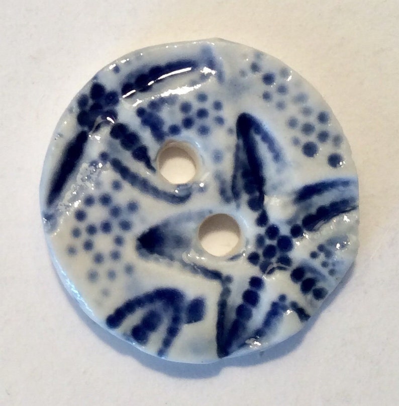 Beach stars. 1-inch fine English porcelain ceramic pottery sewing buttons deep navy cobalt blue starfish on white nautical coastal fashion zdjęcie 1