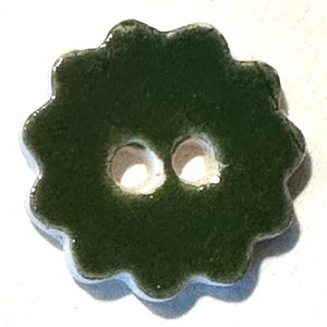 Rich green 7/8-inch scalloped-edge handmade fine English porcelain ceramic sewing knitting crafts buttons Christmas holiday St Patrick&#39;s Day