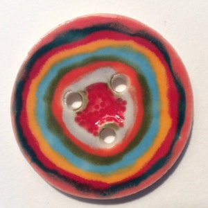 Färgglädje! 3,8 cm handgjord knapp i fin engelsk porslin, flerfärgad regnbågsturkos rubingul grönrosa, unik från 2021