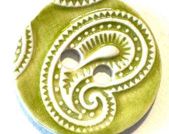 Verde primavera, bottone artigianale in porcellana fatta a mano da 1,5 pollici in ceramica stile mod degli anni sessanta vivace verde lime chartreuse fantasia paisley da collezione