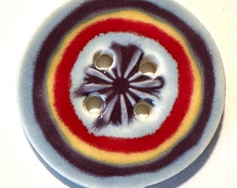 Radość kolorów! 1,5-calowy, ręcznie robiony guzik z angielskiej porcelany, wielokolorowy, tęczowy, fioletowy, pudrowy błękit, czerwony i żółty, jedyny w swoim rodzaju, datowany na 2021 rok.