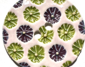 Très gros bouton à coudre extra large en céramique porcelaine fine de 2,40 pouces fait main marguerites fleurs violet lavande pâle vert lime daté 2023