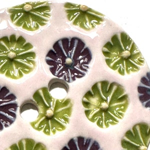 Très gros bouton à coudre extra large en céramique porcelaine fine de 2,40 pouces fait main marguerites fleurs violet lavande pâle vert lime daté 2023 image 3
