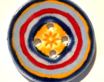 Radość kolorów! Ręcznie robiony, elegancki angielski ceramiczny guzik do szycia w kształcie tęczy, 1,68 cala, w radosnym żółtym kolorze z granatowym, błękitnym i czerwonym, z datą 2022.