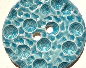 Jumbo 2,38-inch handgemaakte fijne Engelse porseleinen keramische extra grote naaiknop, getextureerd turkooisblauw, verzamelobject ondertekend gedateerd 2024