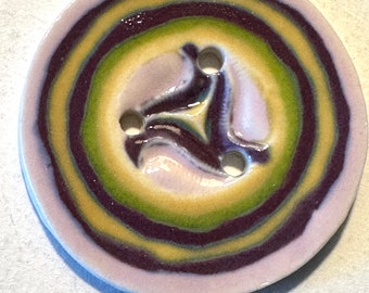¡Alegría de color! Botón de 1,75 pulgadas hecho a mano porcelana fina lavanda lila púrpura rosa margarita flor tres agujeros artesanal coleccionable fechado en 2024