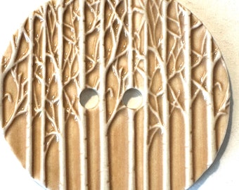 Pulsante Jumbo da 2,40 pollici fatto a mano in pregiata porcellana inglese in ceramica piuttosto beige e betulle bianche, pezzo artigianale da collezione datato 2024