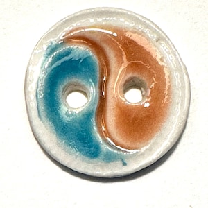 Gelassenheit. 15 / 16-Zoll, feine englische Porzellan handgefertigte Knöpfe, glänzende Welle Yin Yang, in Ahornsirup Farbton &, Türkis-Blau, in Weiß umrandet