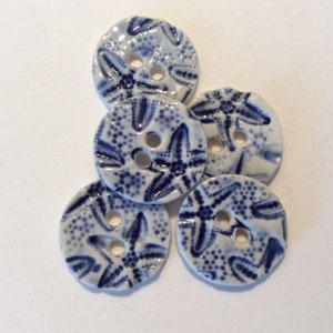 Beach stars. 1-inch fine English porcelain ceramic pottery sewing buttons deep navy cobalt blue starfish on white nautical coastal fashion zdjęcie 3