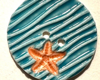 Trovata sulla spiaggia! Bottone fatto a mano da 1,78 pollici in porcellana ceramica stelle marine strisce d'acqua pesca rosa turchese costa costiera da collezione datato 2024