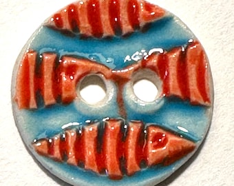 ¡Ve pez! Escasos botones de costura de cerámica de porcelana inglesa fina hechos a mano de 1 pulgada (15/16 pulgadas) vibrante naranja y azul pescado playa junto al mar
