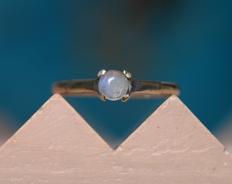 Vintage 9ct White Gold Rainbow Moonstone Cabochon Solitaire Ring