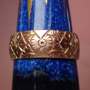 Antique 9ct Gold Engraved Pattern Wedding Band Ring, hallmarked 1887