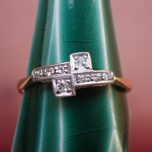 Sleek Antique Art Deco 18ct Gold Geometric Diamond Crossover Ring