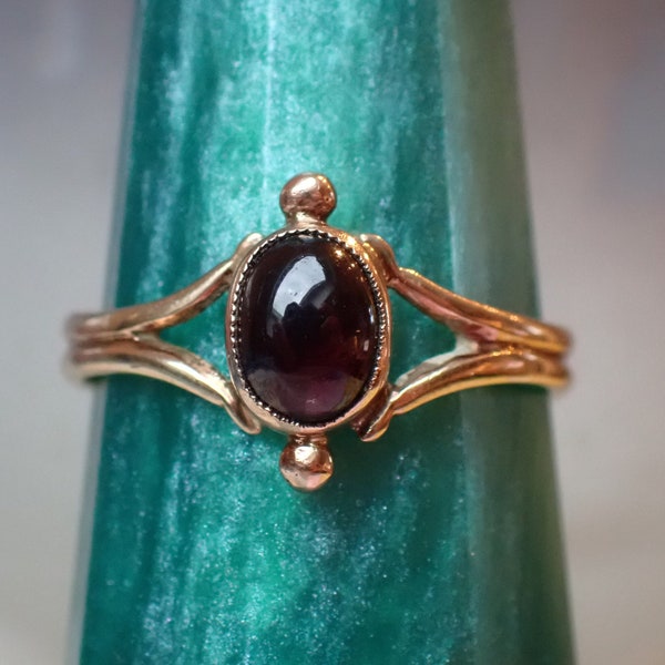 Antique Late Victorian 9ct Gold Garnet Cabochon Solitaire Ring