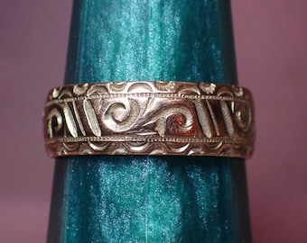 Antique Edwardian 9ct Gold Engraved Wedding Band Ring, hallmarked 1913