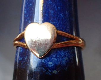 Vintage 22ct Gold Heart Signet Ring, hallmarked 1940