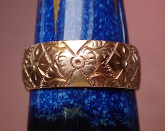 Antique 9ct Gold Engraved Pattern Wedding Band Ring, hallmarked 1887
