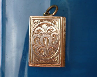 Antique Victorian 9ct B&F Engraved Horse Shoe Book Shaped Locket