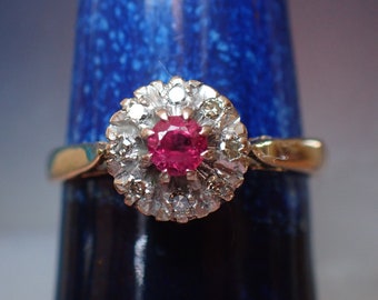 Pretty Vintage 18ct Gold Platinum Ruby & Diamond Cluster Ring