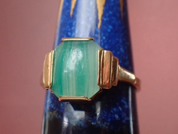 Vintage Art Deco 9ct Gold Jadeite Glass Ring - image 2