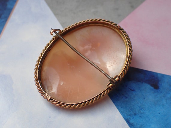 【アンティーク】9金刻印 シェルカメオブローチ英国製、逸品！ 最終価格、匿名発送 アンティーク 9 カラット ゴールド 彫刻入り シェル ダイアナ