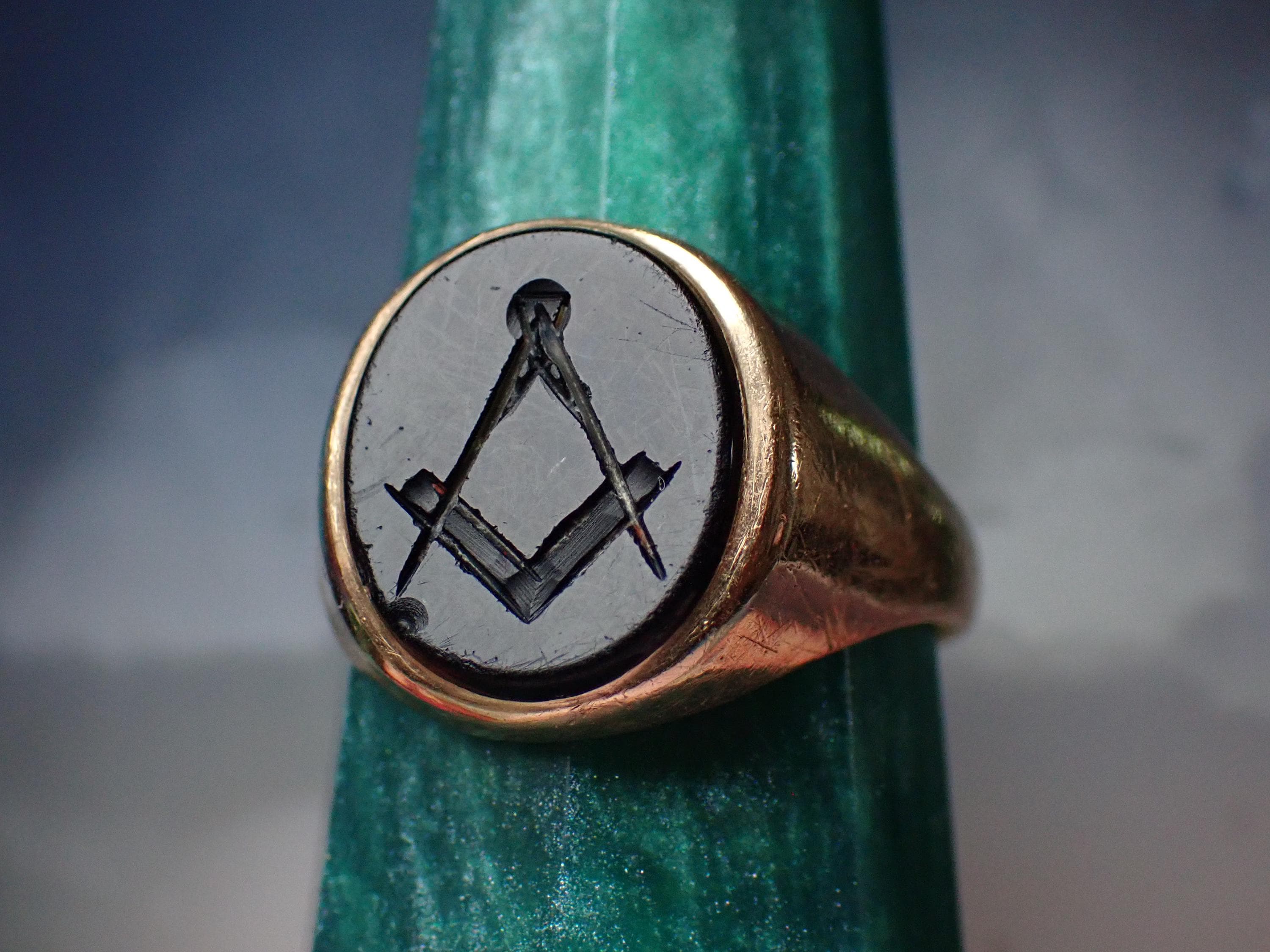 Vintage 9ct Gold Black Glass Masonic Set Square & Compass Signet 