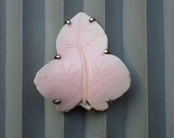 Antique Victorian Carved Pink Conch Shell Ivy Leaf Cameo Brooch