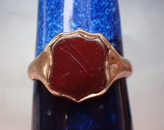 Antique Edwardian 9ct Gold Carnelian Agate Shield Signet Ring, hallmarked 1919