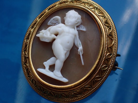 Antique Victorian 15ct Gold Carved Shell Cupid / Eros Fishing