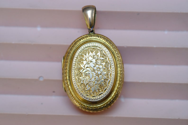 Antique Victorian 9ct Gold Back Front Engraved Flower Locket, Antique Victorian 9ct Gold Back Front Engraved Flower Locket,