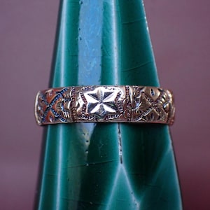 Antique Late Victorian 9ct Gold Engraved Wedding Band Ring c1891