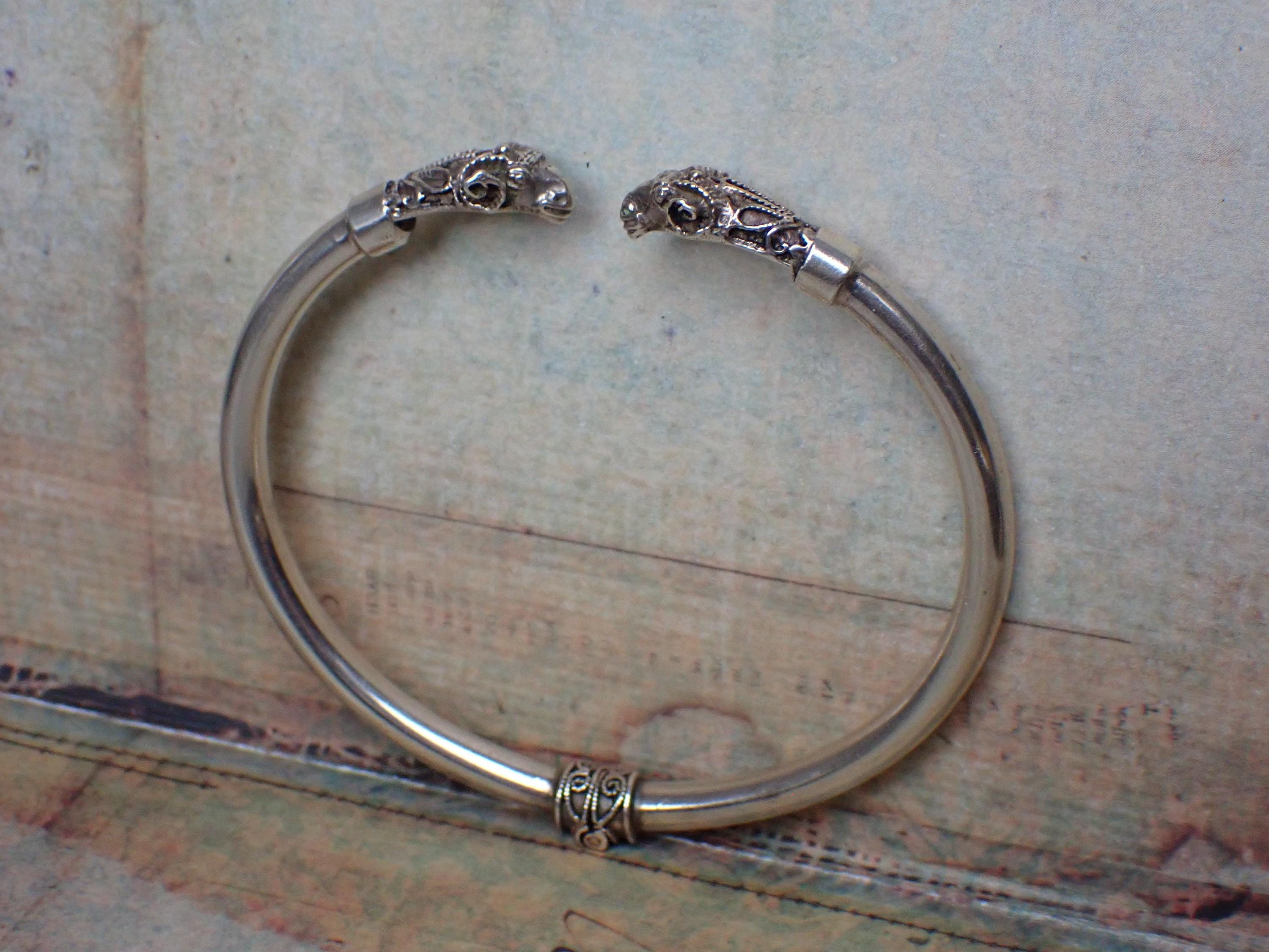 Bracelet Ethnique / Torque En Métal Argenté - Ancien, En Bon état Avec Quelques Trous