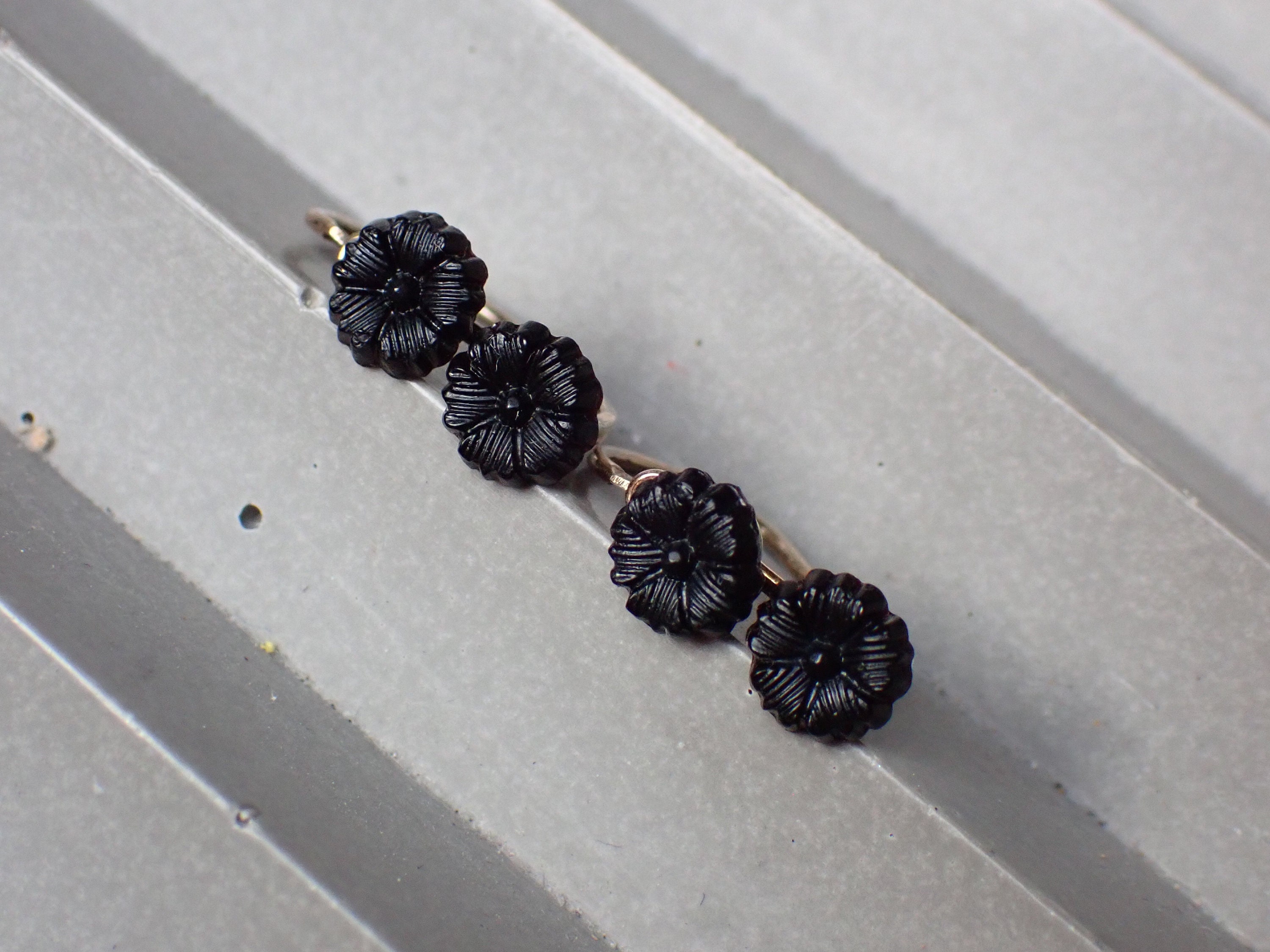 Pendientes / Tapas de pendientes con flor de azabache francesa tallada y dorada en plata antigua