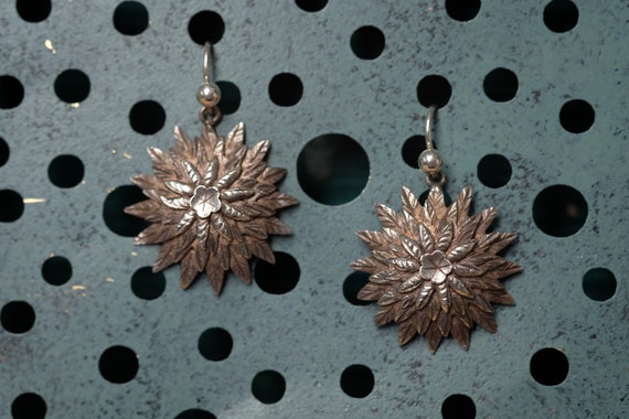 Sweet Antique Silver Chrysanthemum Flower Earrings